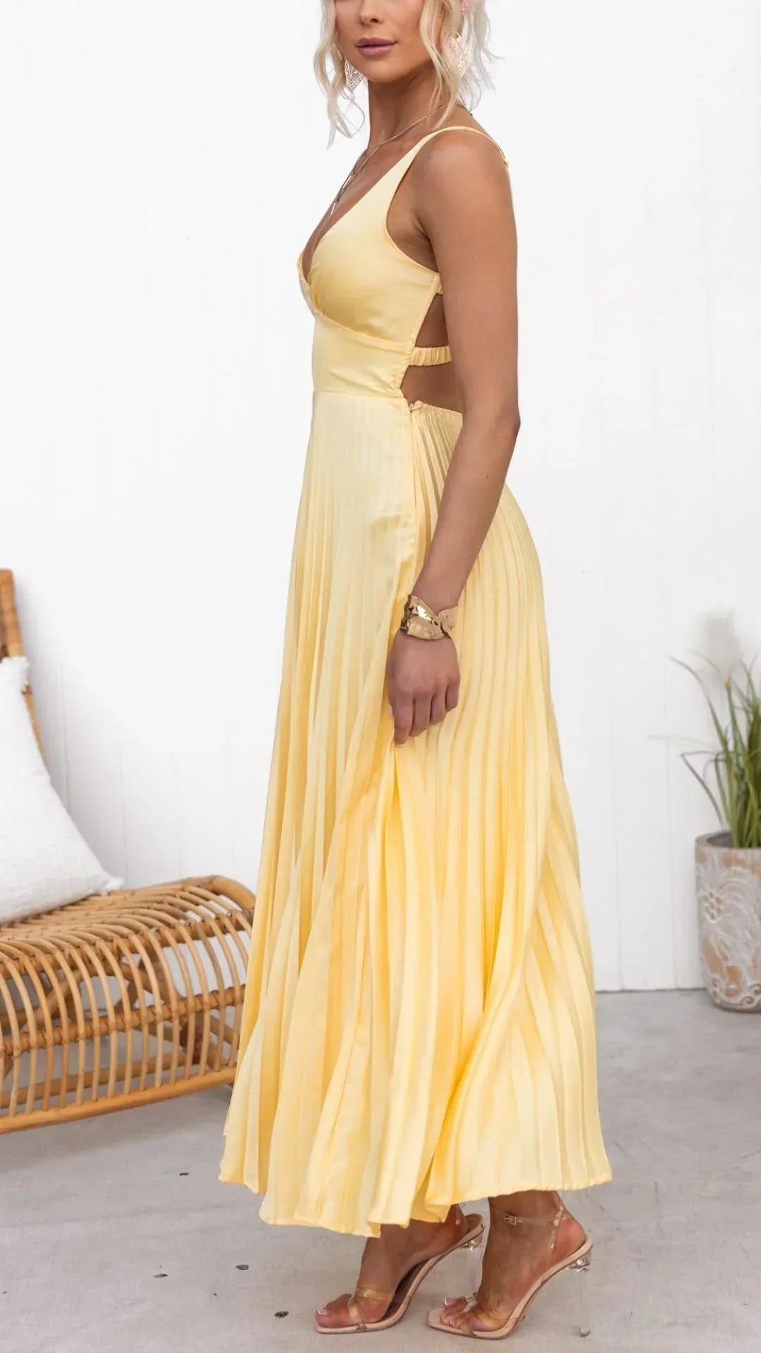 Emily | Elegant Pleated V-Neck Maxi Dress 2